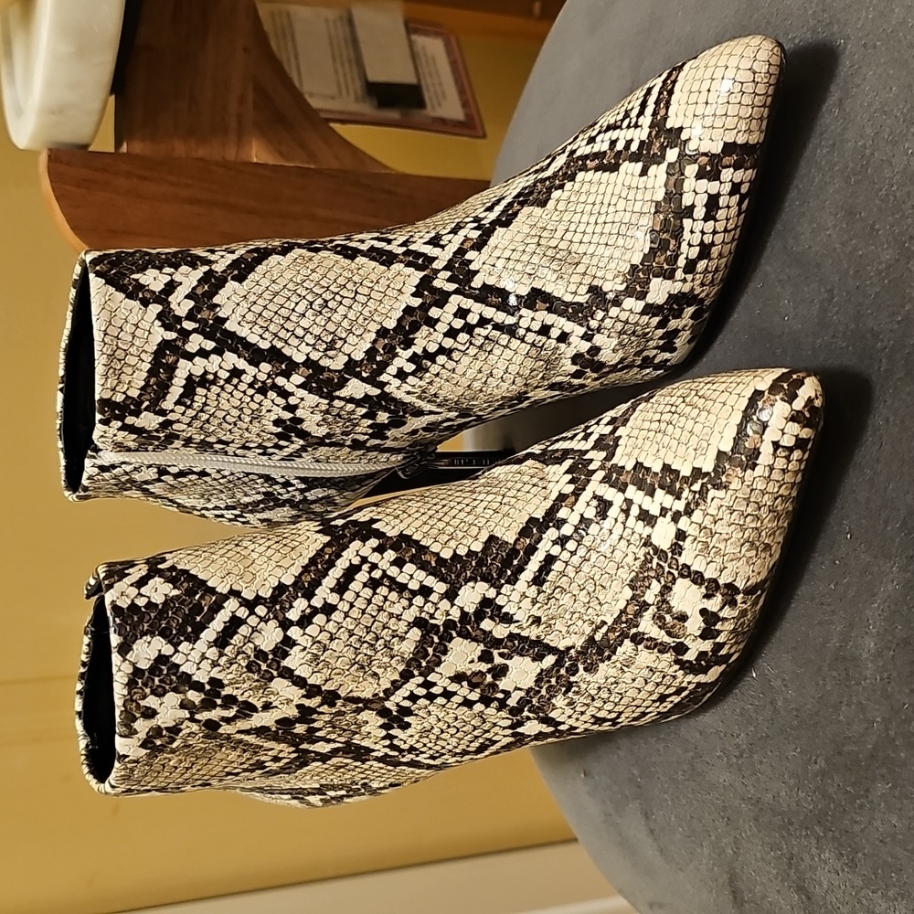 Kendall & Kylie snakeprint booties